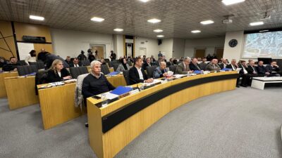 Toplantıda ilk olarak Aralık 2025 meclis tutanak özetleri oylanırken, belediyenin