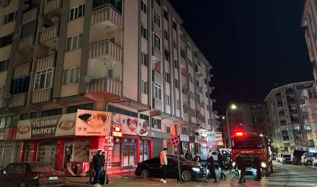 Afyonkarahisar’ın Ambaryolu üzerinde bulunan bir apartmanın 5’inci katında çıkan yangın