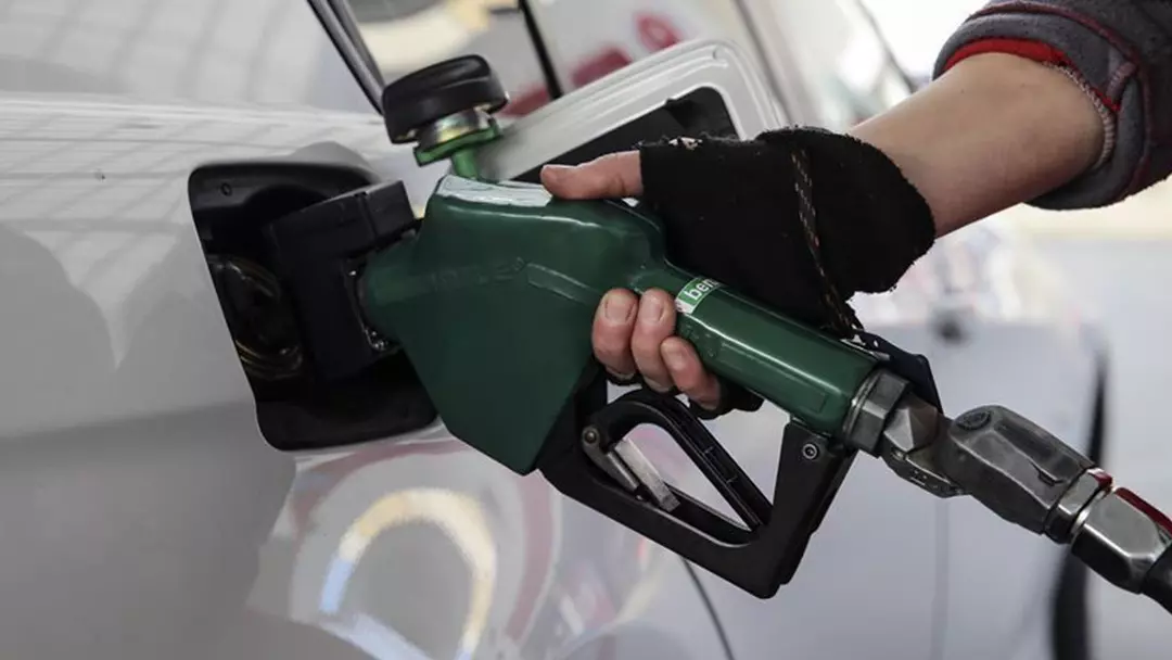 Araç sahiplerini yakından ilgilendiren akaryakıt fiyatlarında hareketli bir gece yaşandı.