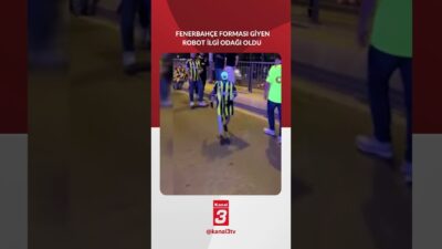 Kadıköy’de oynanan Fenerbahçe-Trabzonspor maçının ardından Fenerbahçe forması giydirilmiş ‘İnsansı robot’,
