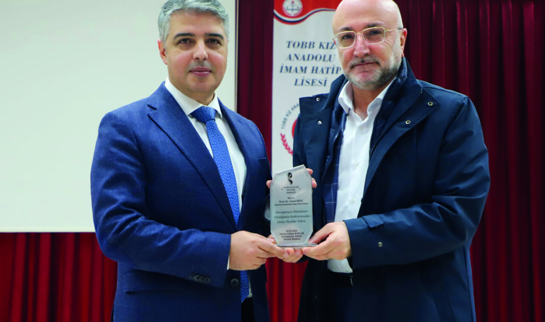 Kadınanalar Kültür Derneği’nin ev sahipliğinde gerçekleştirilen konferans öncesinde Prof. Dr.