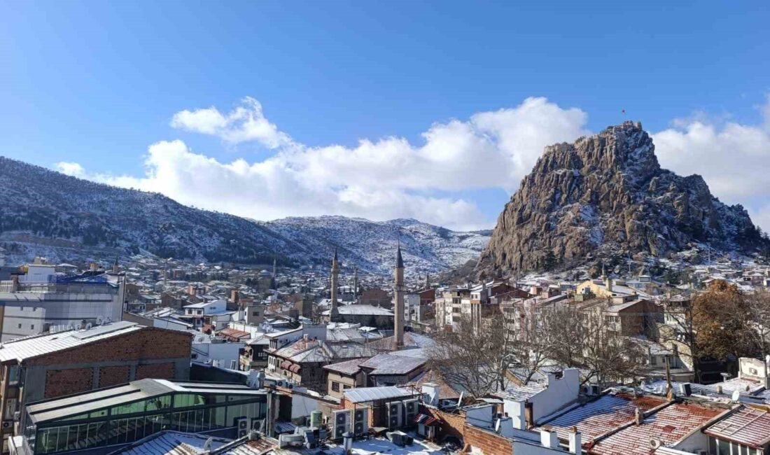 Afyonkarahisar Valiliği, kent genelinde hava sıcaklıklarının hissedilir derecede düşeceğini duyurarak