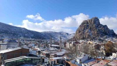 Afyonkarahisar Valiliği, kent genelinde hava sıcaklıklarının hissedilir derecede düşeceğini duyurarak