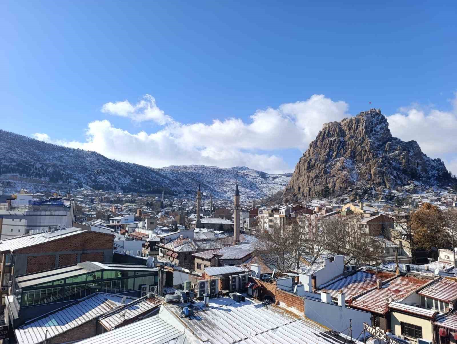 Afyonkarahisar Valiliği, kent genelinde hava sıcaklıklarının hissedilir derecede düşeceğini duyurarak