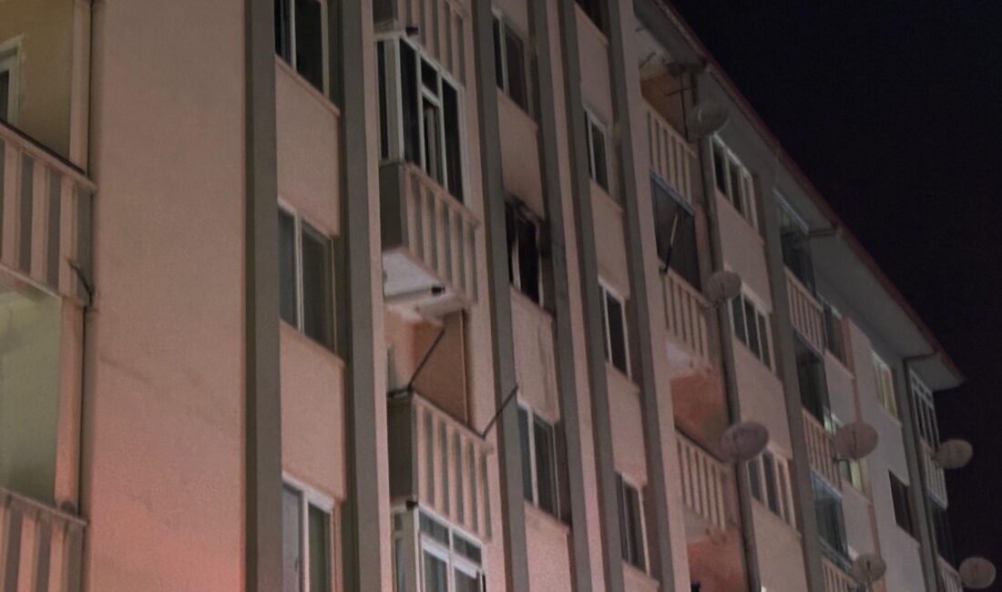 İtfaiye ekiplerinin hızlı müdahalesiyle yangın kısa sürede kontrol altına alınarak