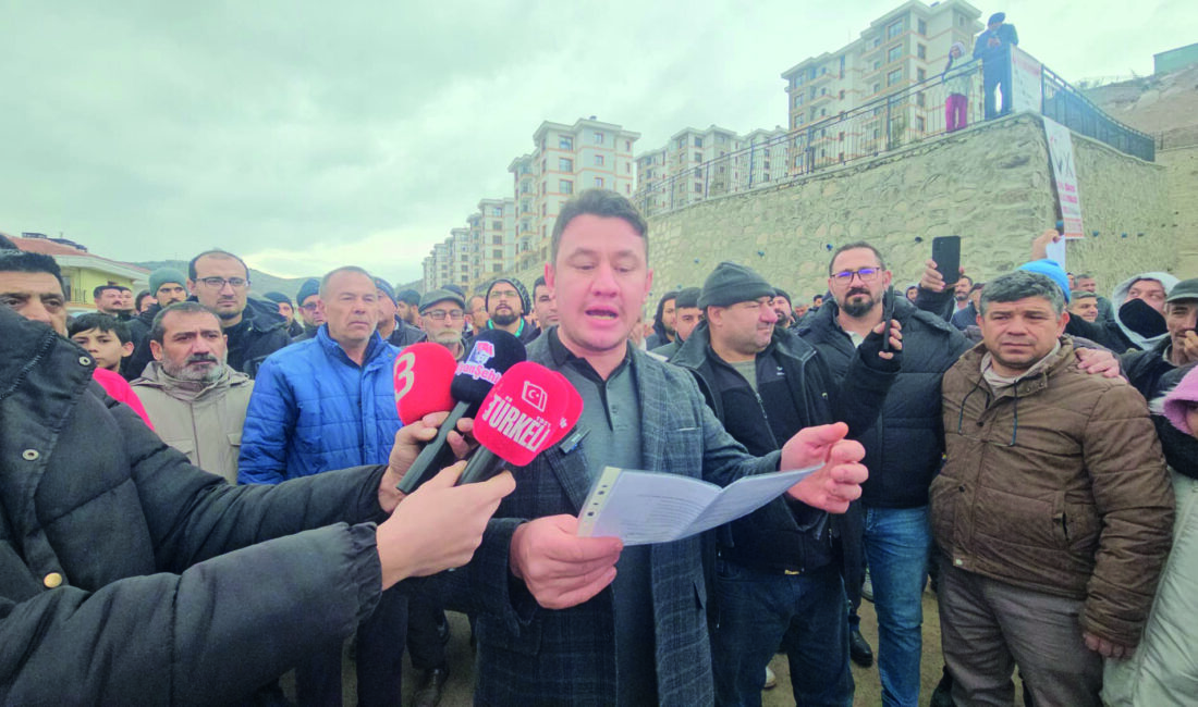 Gökçe TOKİ Konutları girişinde bir araya gelen hak sahipleri adına