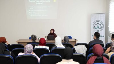 İlahiyat Fakültesi Seminer Salonunda akademik personel ve öğrencilerin katıldığı seminerde;