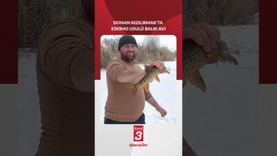 Sivas’ta bir vatandaş, tamamen donan Kızılırmak Nehri’nde eskimo usulü balık