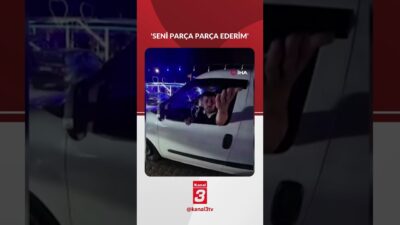 Motosikletiyle seyir halindeki bir kişi, yolda kendisini sıkıştıran hafif ticari