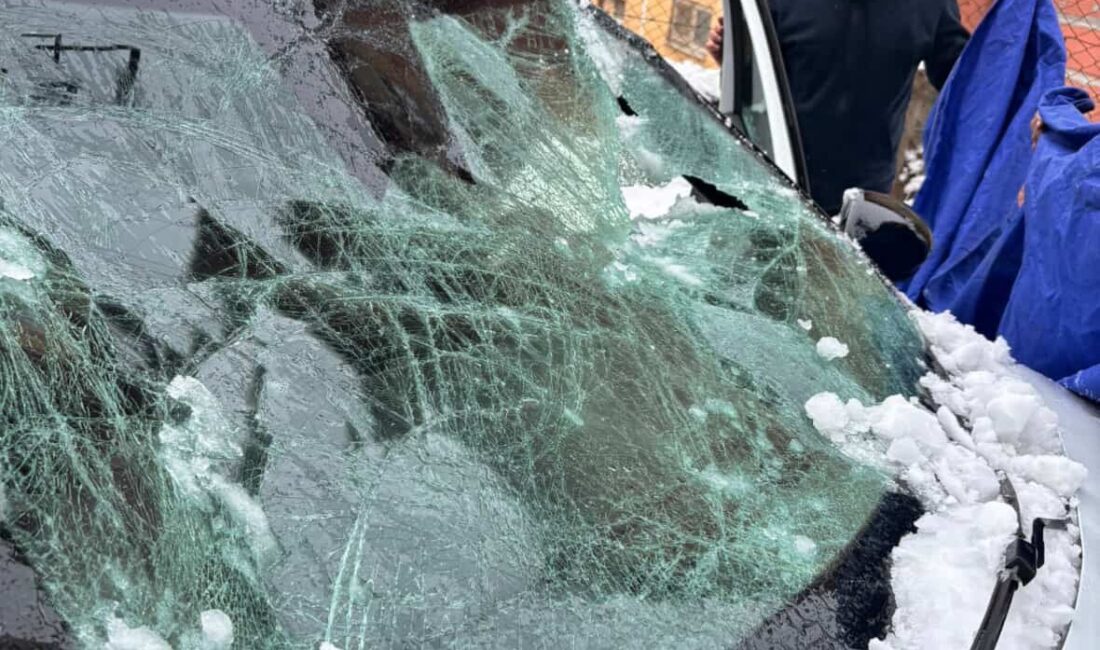 Siirt’in Kurtalan ilçesinde yağan yoğun kar kısada sürede hayatı felç