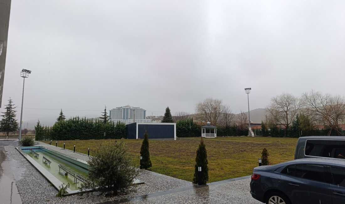 Kente beklenen kar yağışı öğle saatlerinde başladı. Sabah yağmur şeklinde