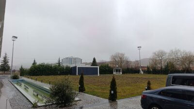 Kente beklenen kar yağışı öğle saatlerinde başladı. Sabah yağmur şeklinde