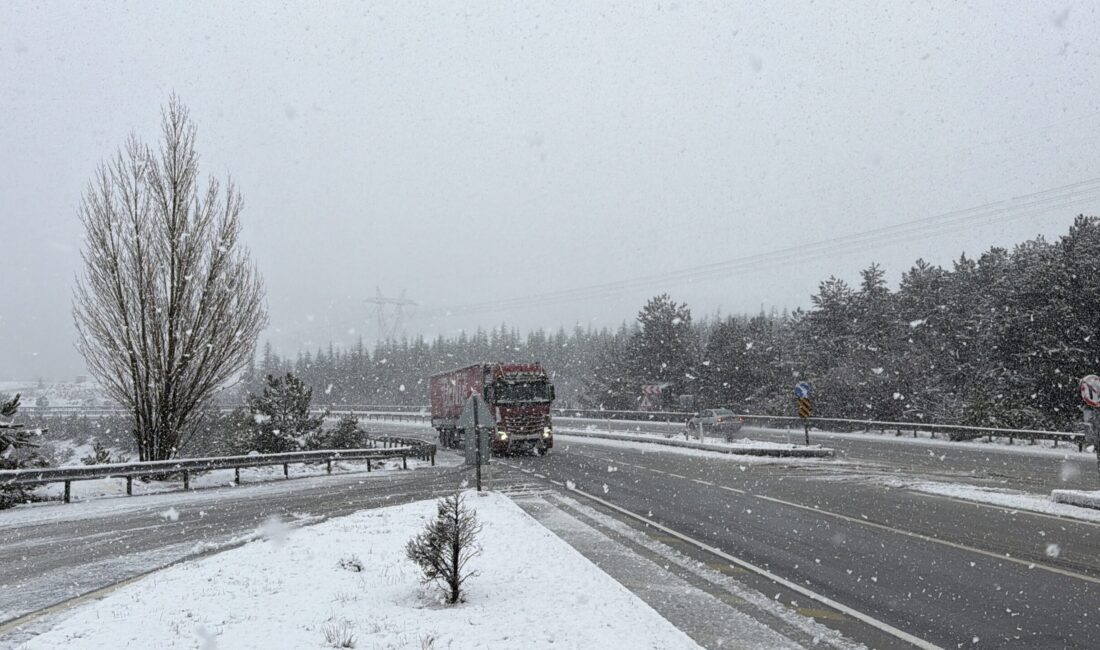Afyonkarahisar-Ankara karayolunun Köroğlu Beli olarak adlandırılan noktasında kar yağışı etkili