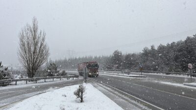 Afyonkarahisar-Ankara karayolunun Köroğlu Beli olarak adlandırılan noktasında kar yağışı etkili