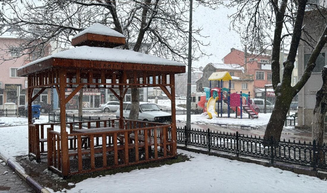 Kente beklenen kar yağışı öğle saatlerinde başladı. Yağıştan dolayı kentin