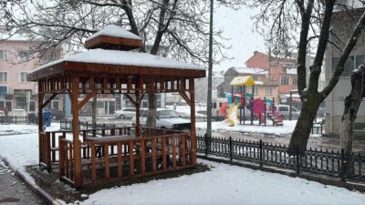 Kente beklenen kar yağışı öğle saatlerinde başladı. Yağıştan dolayı kentin