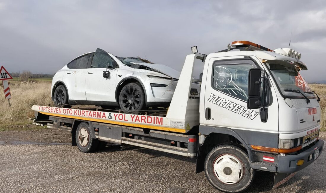 Afyonkarahisar’ın Sandıklı ilçesinde kontrolden çıkan bir elektrikli otomobilin şarampole yuvarlanması