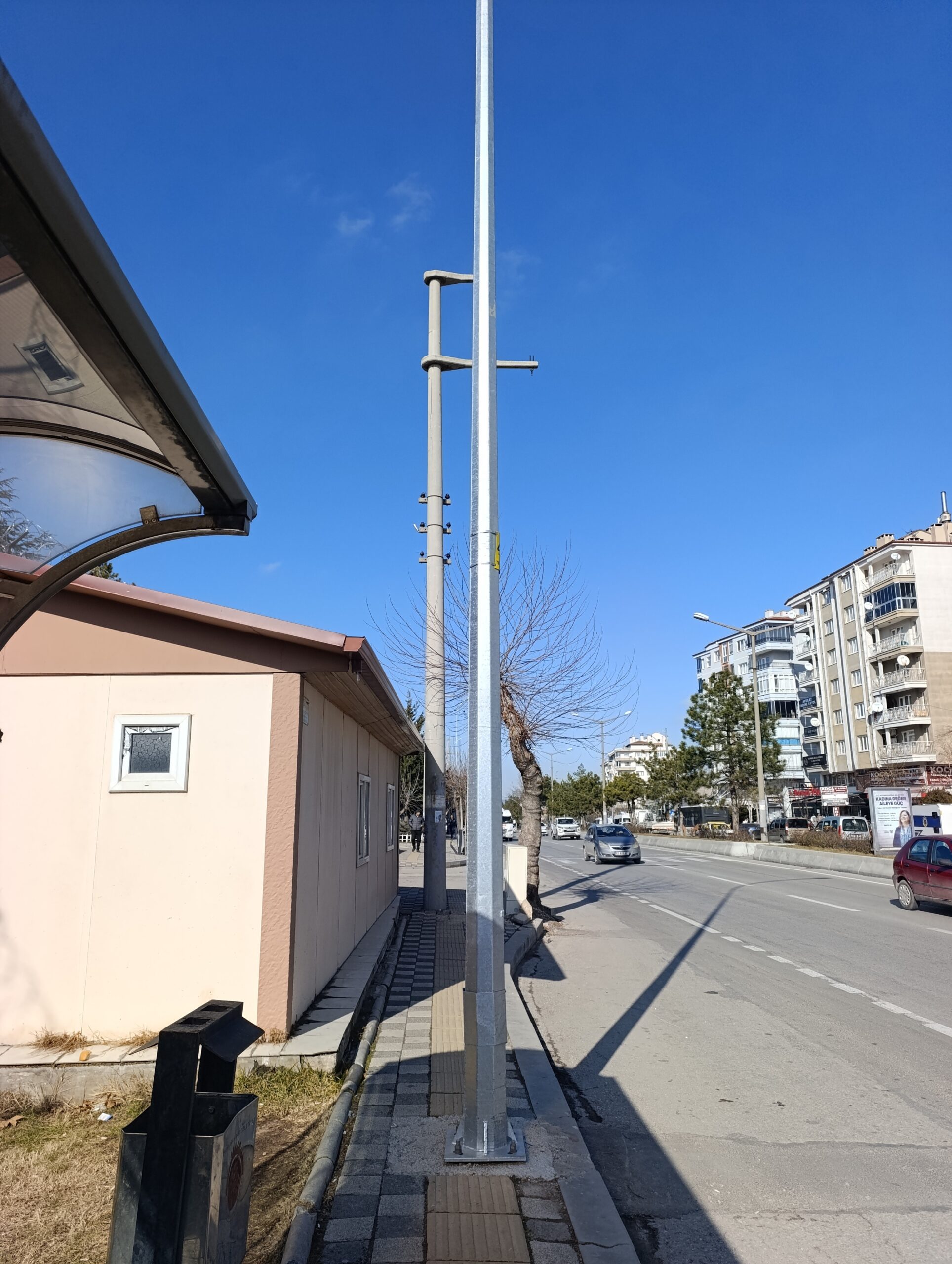 Afyonkarahisar'da kaldırımdaki engelli yolunun üzerine dikilen elektrik direği görenleri hayrete