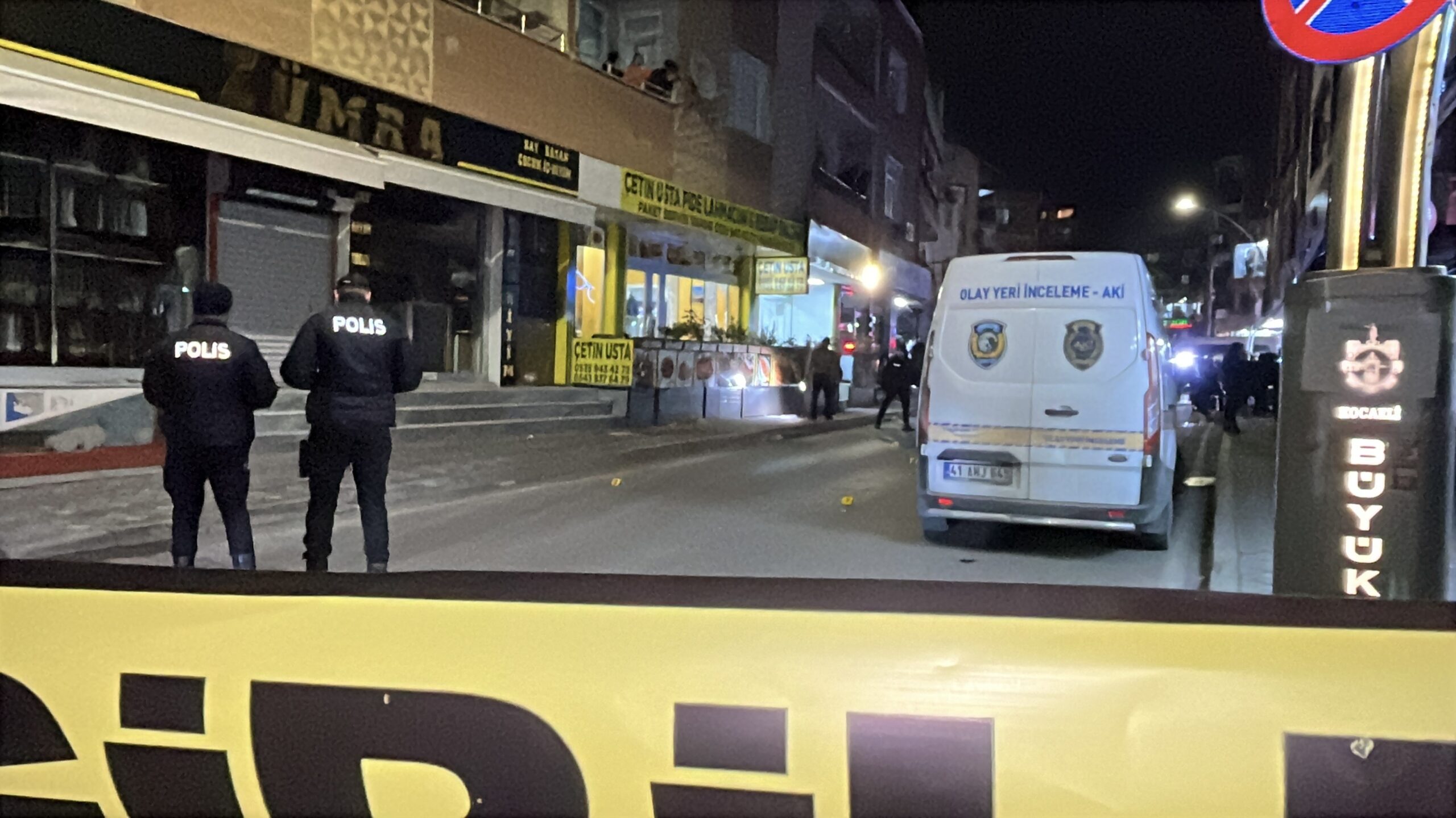 Kocaeli'nin Gebze ilçesinde akşam saatlerinde hareketli dakikalar yaşandı. İçerisinde müşterilerin