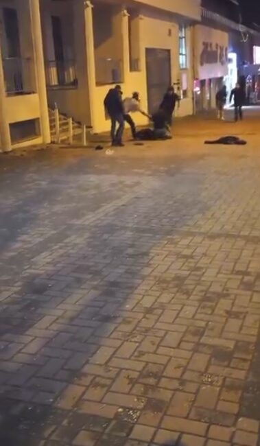 Bursa'nın Osmangazi ilçesinde 2 genç, sokak ortasındaki kavgada çakıyla birbirlerini