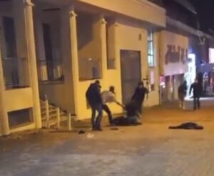 Bursa'nın Osmangazi ilçesinde 2 genç, sokak ortasındaki kavgada çakıyla birbirlerini