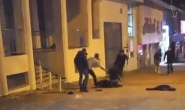 Bursa'nın Osmangazi ilçesinde 2 genç, sokak ortasındaki kavgada çakıyla birbirlerini