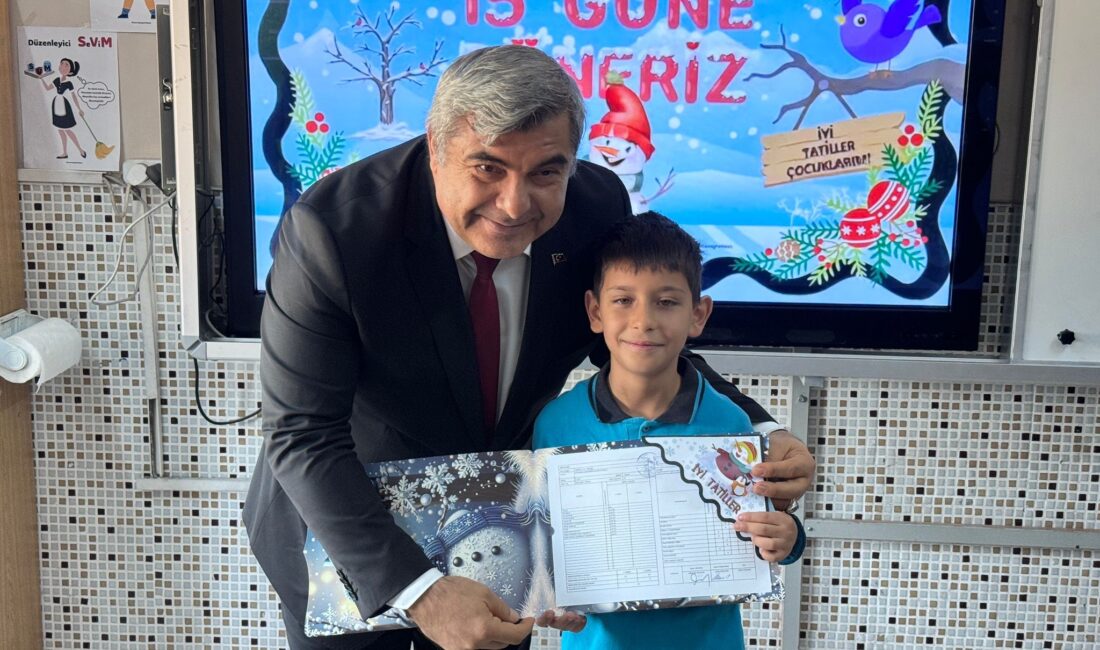  Afyonkarahisar'da gerçekleştirilen karne töreni ile 143 bin öğrenci yarıyıl tatiline