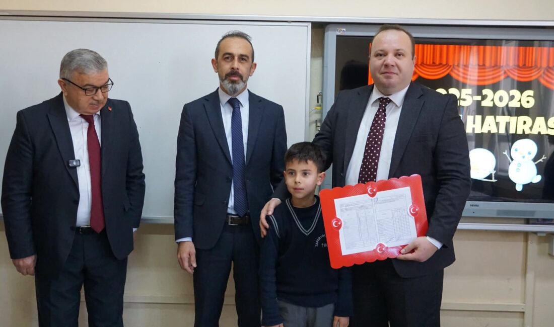 İlçe protokolünün katılımıyla gerçekleştirilen karne dağıtım töreni Zaferyolu İlkokulu’nda yapıldı.