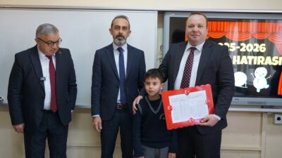 İlçe protokolünün katılımıyla gerçekleştirilen karne dağıtım töreni Zaferyolu İlkokulu’nda yapıldı.