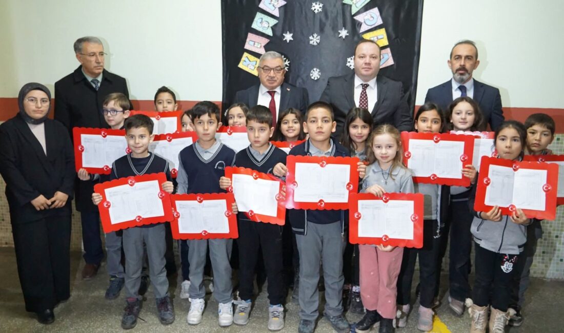 Afyonkarahisar’ın Şuhut ilçesinde düzenlenen karne dağıtım törenleriyle birlikte 2025-2026 eğitim-öğretim