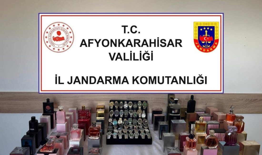 Afyonkarahisar’da jandarma tarafından gerçekleştirilen operasyonda kaçak parfüm ve kol saati