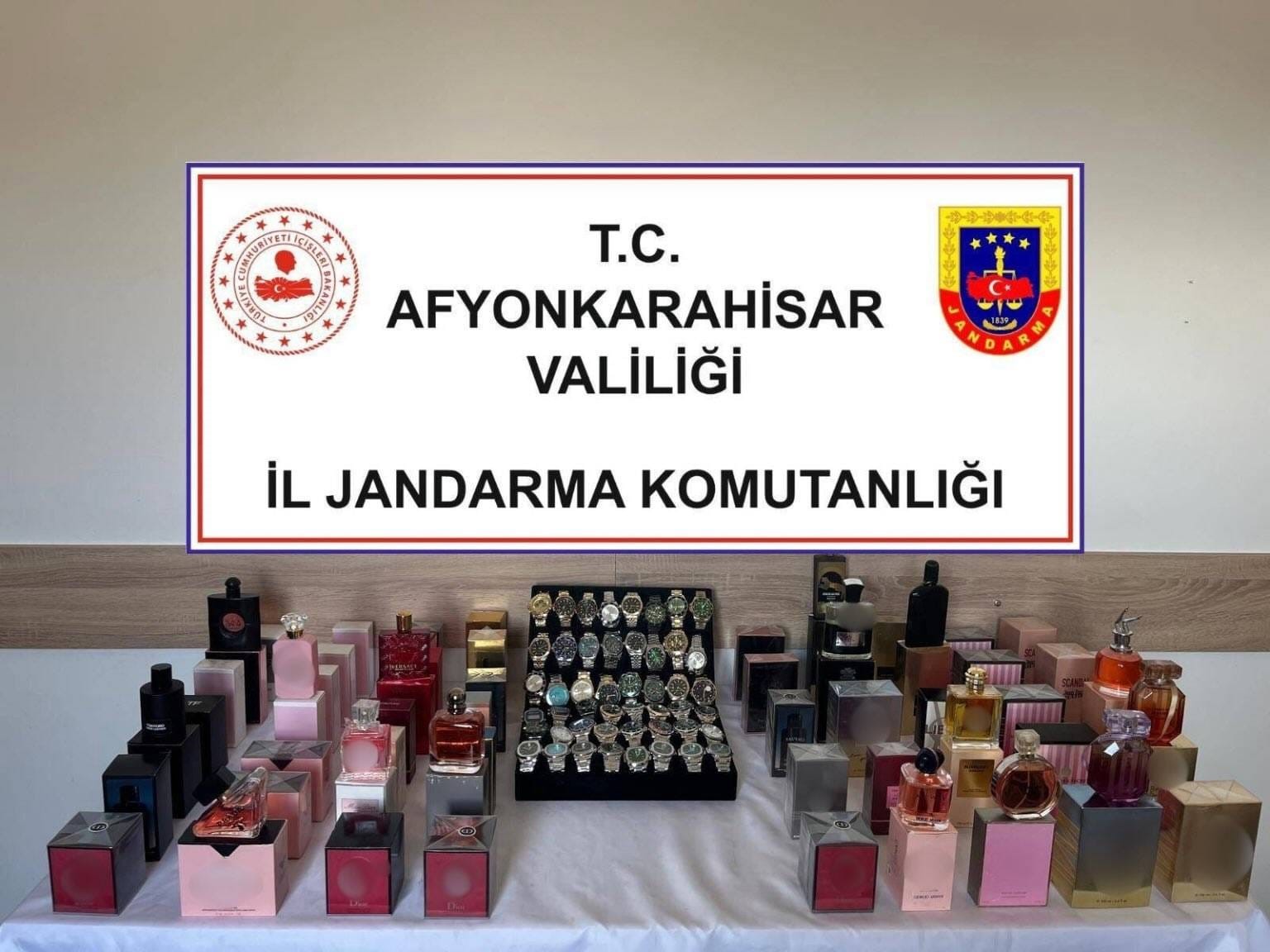 Afyonkarahisar’da jandarma tarafından gerçekleştirilen operasyonda kaçak parfüm ve kol saati