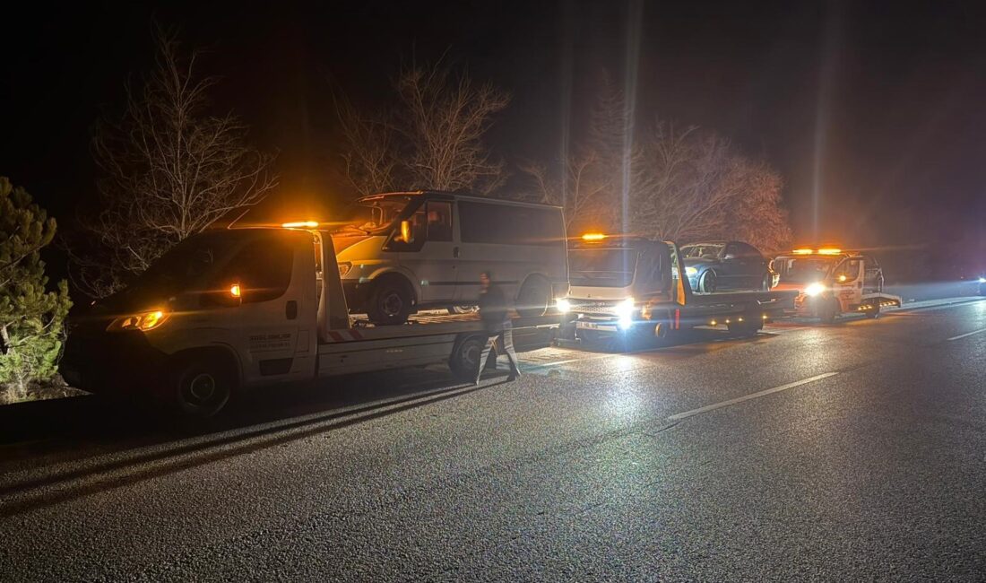Afyonkarahisar’ın Emirdağ ilçesinde meydana gelen trafik kazasında, aracındaki hasarı kontrol