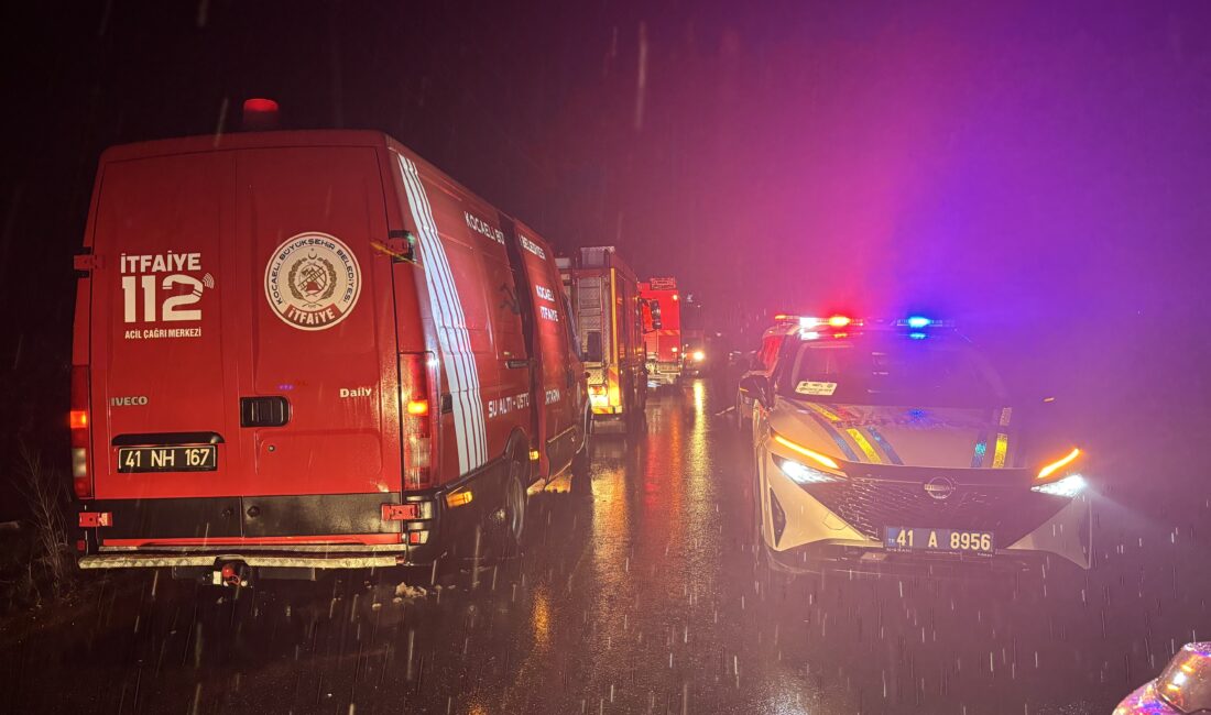 Kocaeli'nin Kandıra ilçesinde çaya uçan otomobildeki baba ve oğlu hayatını