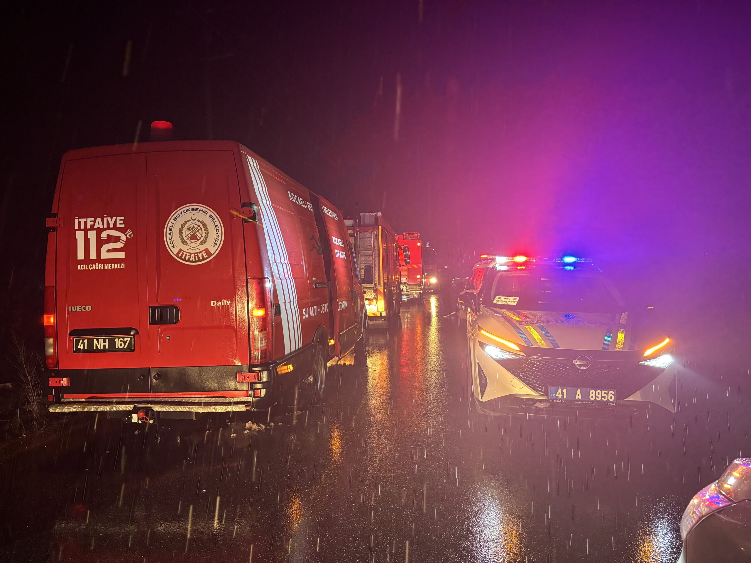 Kocaeli'nin Kandıra ilçesinde çaya uçan otomobildeki baba ve oğlu hayatını