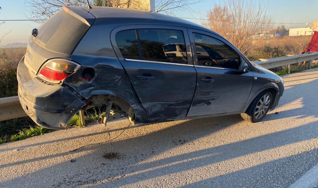 Antalya’nın Serik ilçesinde iki otomobilin çarpışması sonucu meydana gelen kazada,