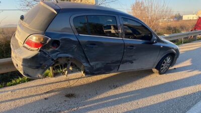 Antalya’nın Serik ilçesinde iki otomobilin çarpışması sonucu meydana gelen kazada,