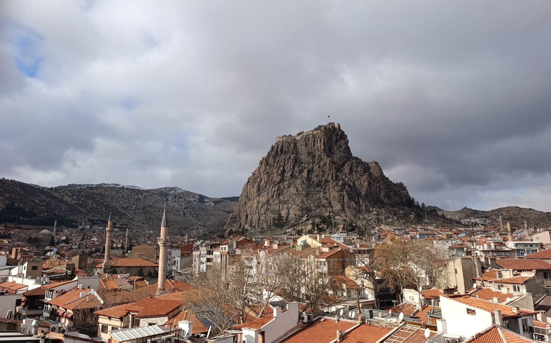 Afyonkarahisar’da yeni haftanın ilk günlerinde parçalı bulutlu bir gökyüzü hakim