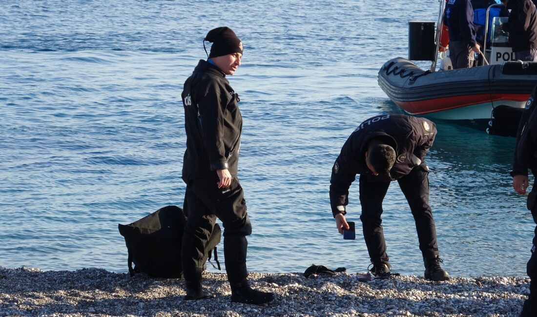 Antalya'da balık avlamak için Konyaaltı sahiline gelen iki arkadaş, oltalarına