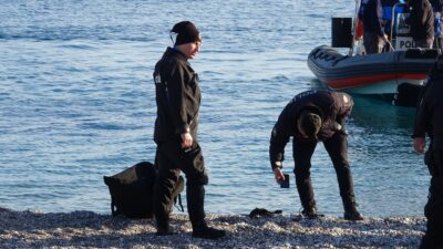 Antalya'da balık avlamak için Konyaaltı sahiline gelen iki arkadaş, oltalarına