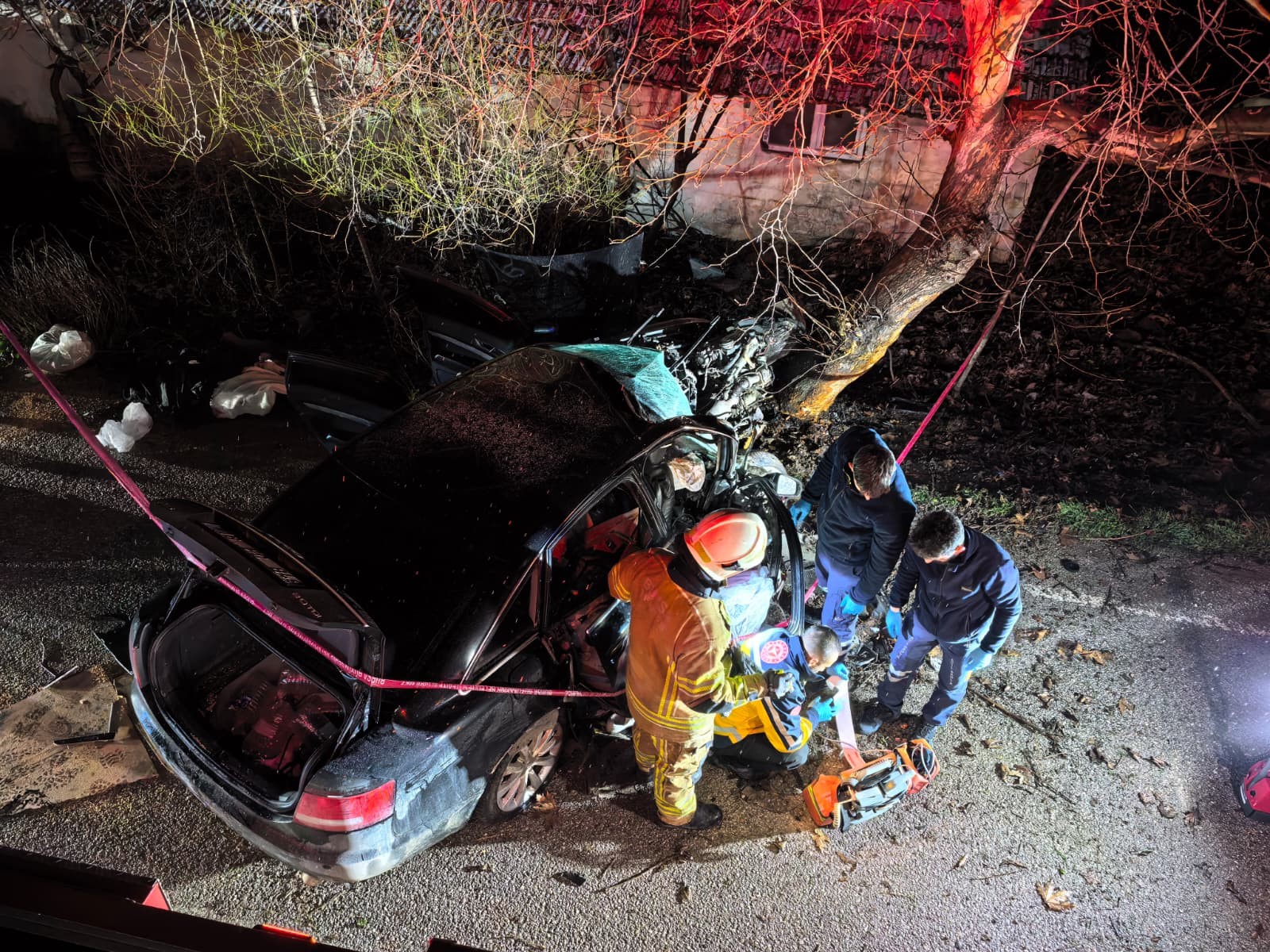 Bursa'nın İnegöl ilçesinde gece saatlerinde meydana gelen trafik kazasında, kontrolden
