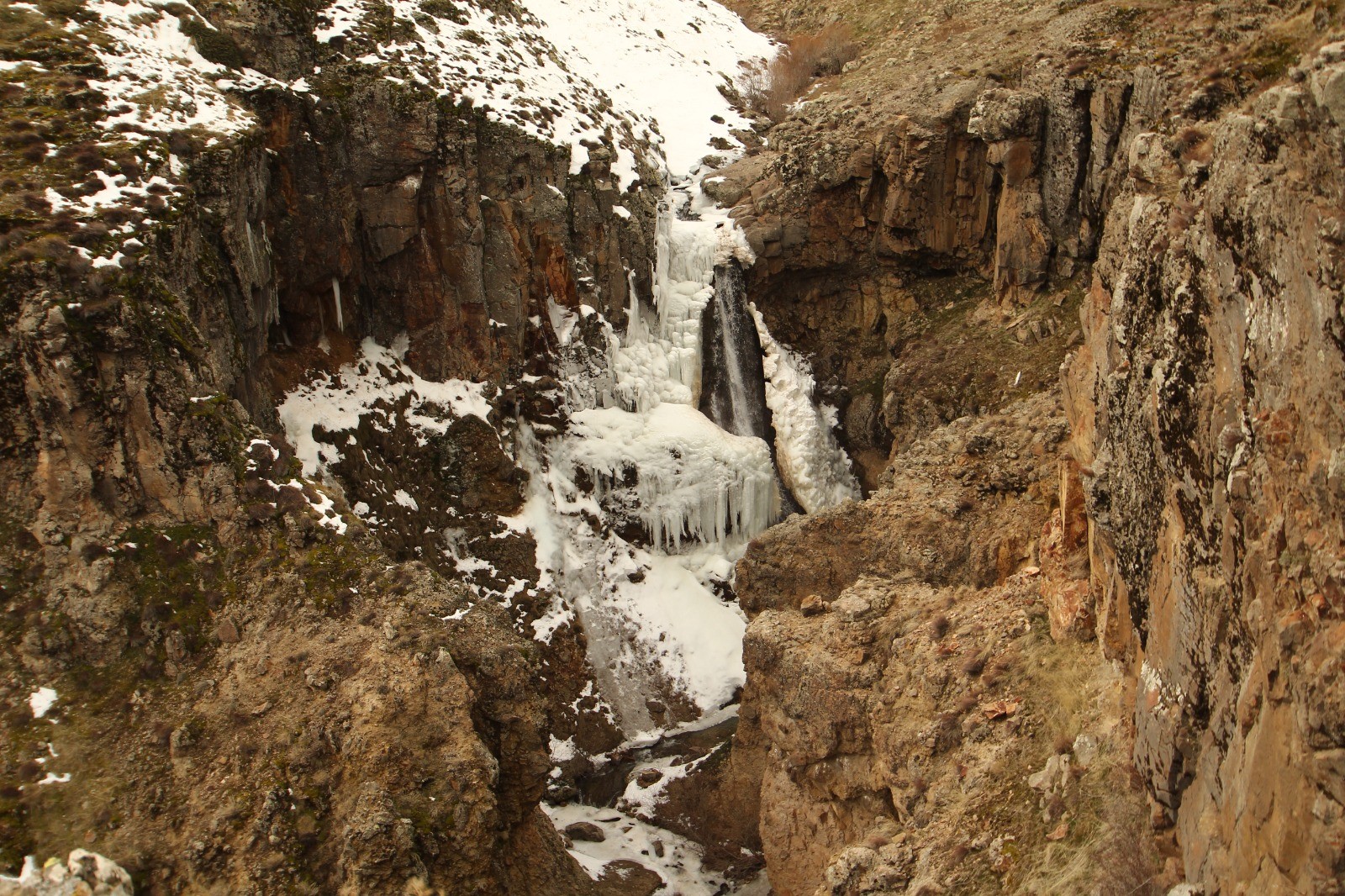 Afyonkarahisar genelinde etkili olan olumsuz hava şartları ve sıfırın altına