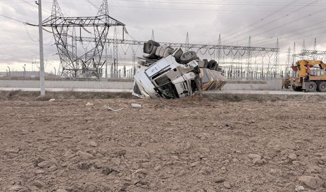 Afyonkarahisar'da yaklaşık 25 ton mandalina yüklü tırın kontrolden çıkarak devrilmesi