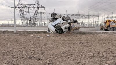 Afyonkarahisar'da yaklaşık 25 ton mandalina yüklü tırın kontrolden çıkarak devrilmesi