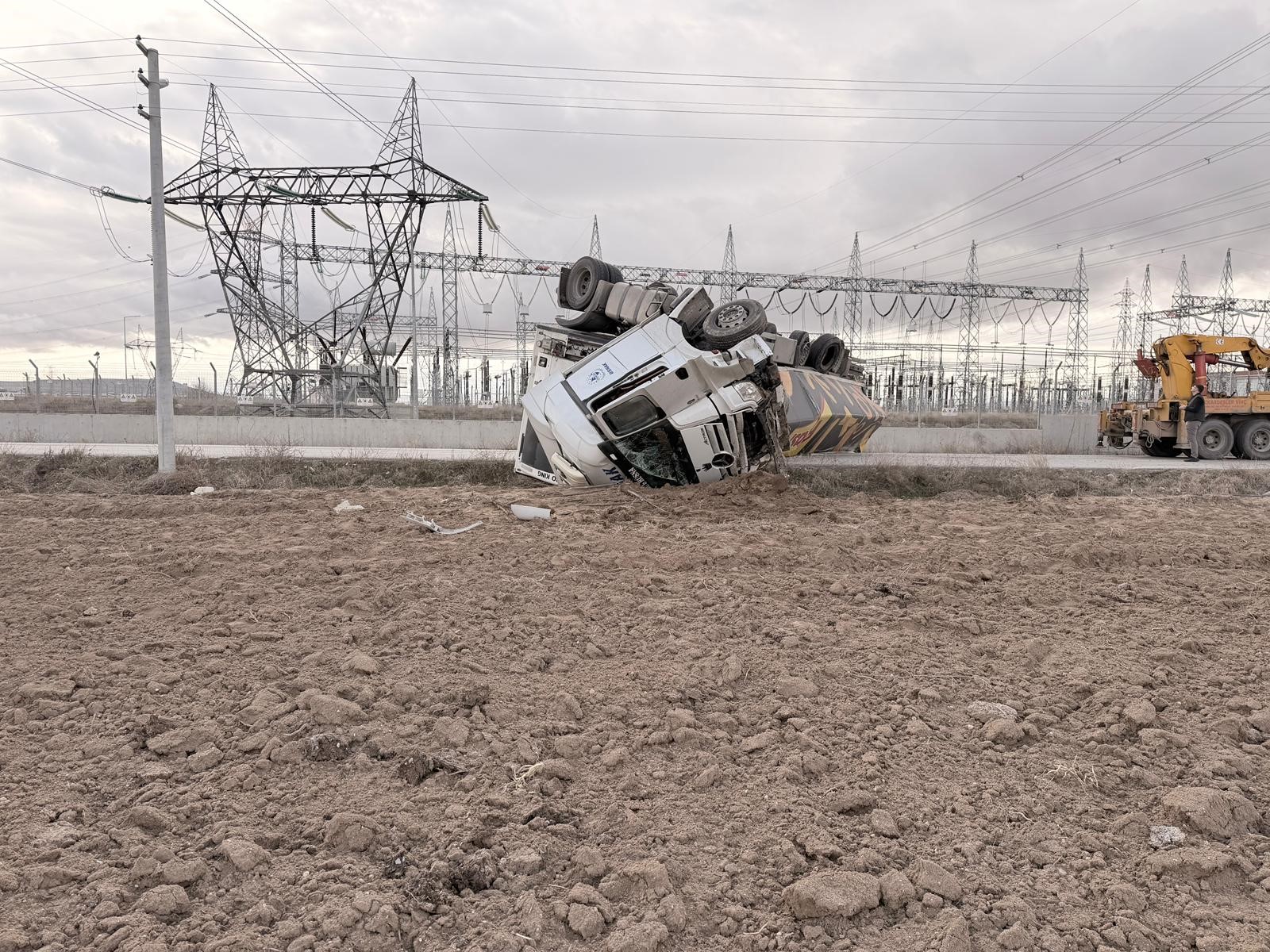 Afyonkarahisar'da yaklaşık 25 ton mandalina yüklü tırın kontrolden çıkarak devrilmesi