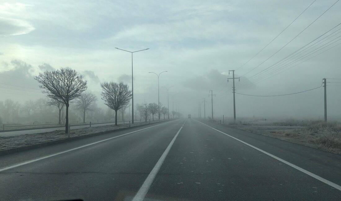 Afyonkarahisar’da etkisini sürdüren olumsuz hava şartları, özellikle sabah ve akşam