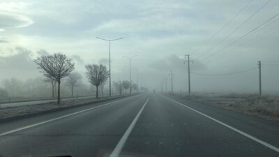 Afyonkarahisar’da etkisini sürdüren olumsuz hava şartları, özellikle sabah ve akşam