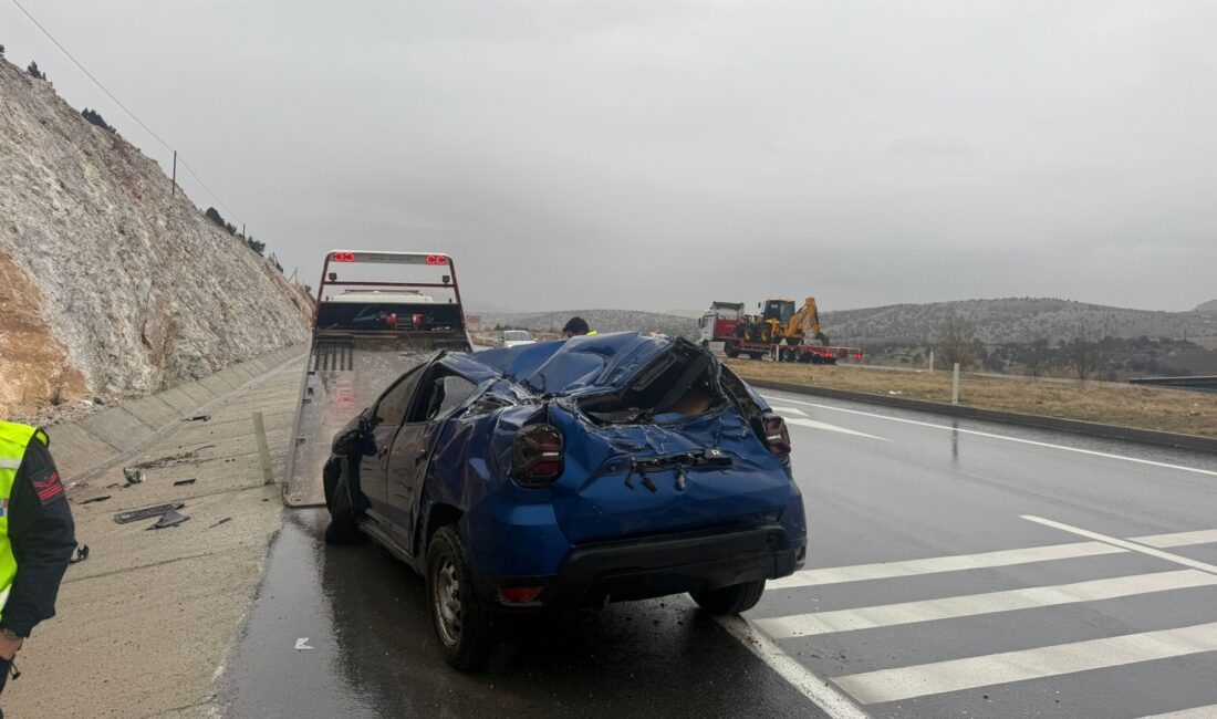 Afyonkarahisar’ın Emirdağ ilçesinde kontrolden çıkarak refüje devrilen bir otomobil, metrelerce