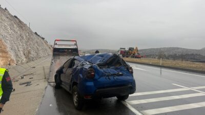 Afyonkarahisar’ın Emirdağ ilçesinde kontrolden çıkarak refüje devrilen bir otomobil, metrelerce