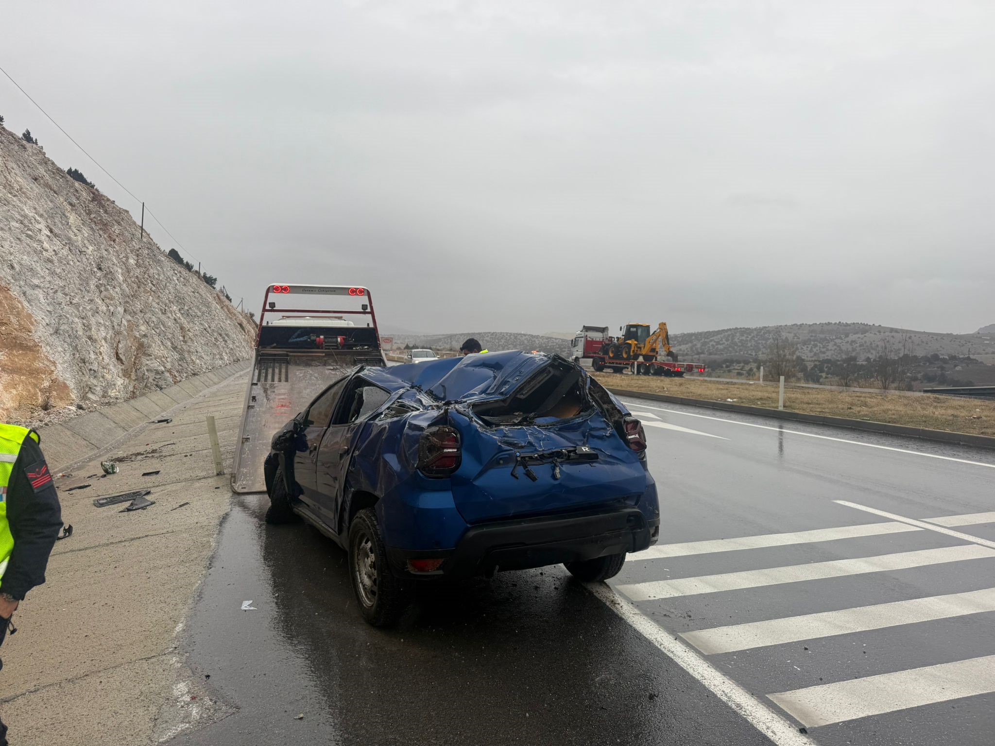Afyonkarahisar’ın Emirdağ ilçesinde kontrolden çıkarak refüje devrilen bir otomobil, metrelerce